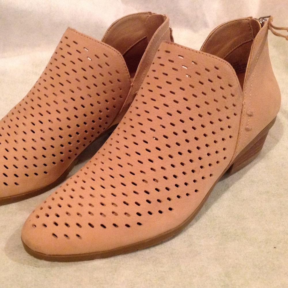 New Kenneth Cole Reaction Beige Perforated Bootie